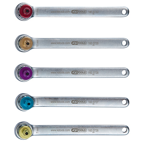 Fünf verschiedene farbige Knarrenschlüssel liegen nebeneinander. Die Schlüsselköpfe sind rot, gold, lila, blau und gelb.